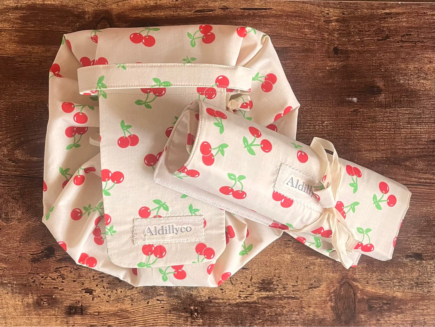 Very Cherry Beige Round Makeup Bag