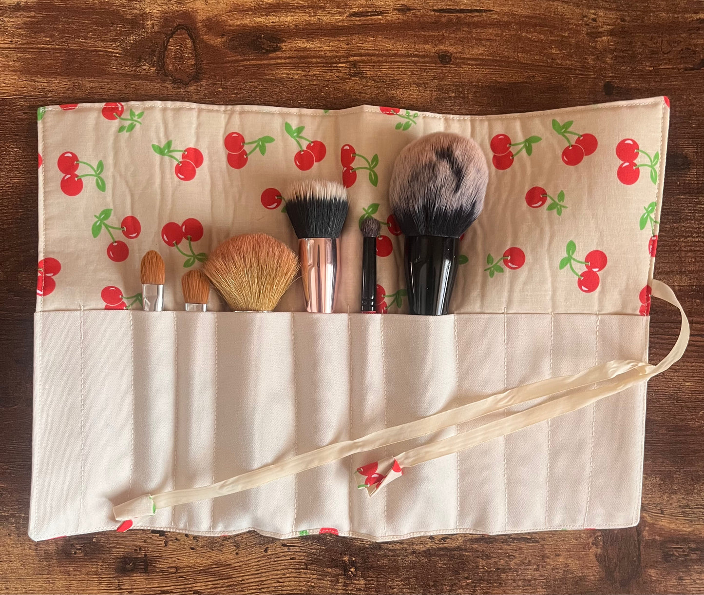 Very Cherry Beige Brush Roll