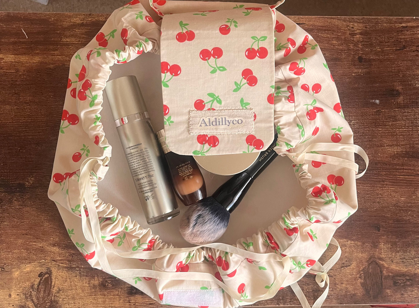 Very Cherry Beige Round Makeup Bag